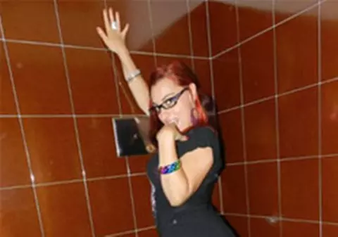 PIŢIPOANCA după care-ţi vine să tragi apa! Nu de alta, dar când mai stă şi pe WC, PROSTIA MIROASE RĂU! Măreşte poza, o să simţi cum te trăzneşte!