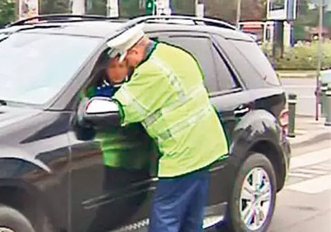 Incredibil! Polițist în stare gravă, după ce a fost mușcat de un șofer, în Capitală