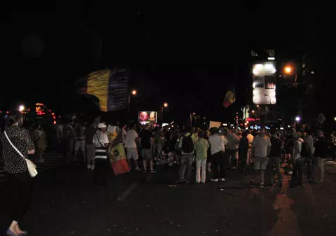 A TREIA ZI DE PROTESTE! Peste 150 de persoane s-au adunat în faţă la TNB
