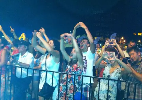 Formaţia Proconsul îşi îndeamnă fanii să facă semnul inimii la concertele lor