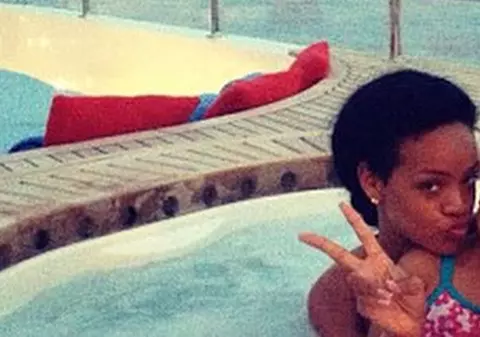 Nu o să-ți vină să crezi cu cine este Rihanna în jacuzzi! | FOTO