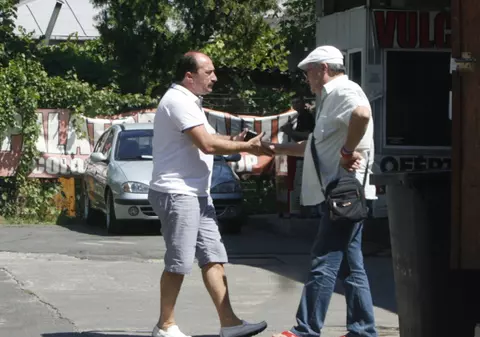 Romică Ţociu, PE CINE ÎMBRĂŢIŞEZI ÎN PLINĂ STRADĂ? | FOTO