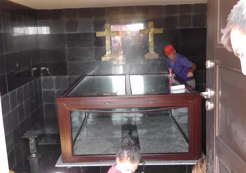 Dan Finuţu are cavou cât o garsonieră cu masă, fotolii, scaune şi covoare