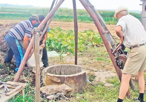 După două luni de secetă, ţăranii sapă la zeci de metri în căutarea apei