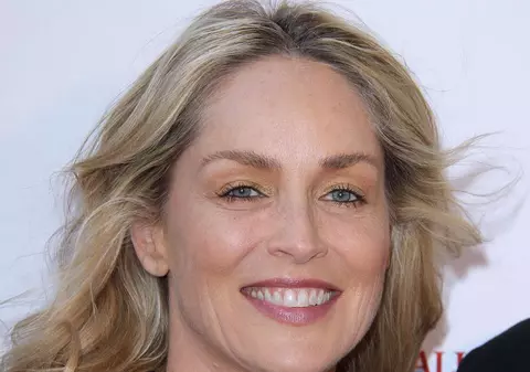 Sharon Stone, surprinsă DOAR în SUTIEN prin Bucureşti. Imaginea a făcut instantaneu înconjurul lumii 