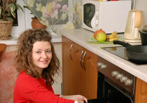 Cum cureţi cuptorul fără chimicale