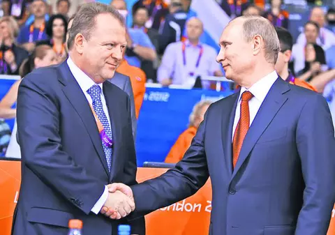Întâlnire de gradul zero / Românul Marius Vizer, şeful Federaţiei Internaţionale de Judo, şi Vladimir Putin, preşedintele Rusiei, şi-au dat mâna în numele judoului mondial