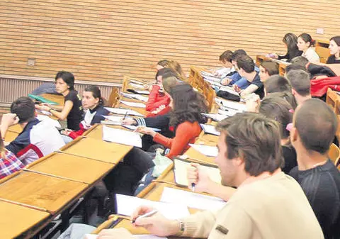 Străinii dau năvală să facă facultatea în România