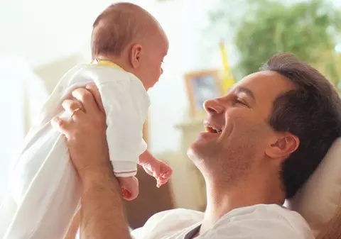 Vârsta înaintată a tatălui crește riscul de boli genetice la copii