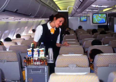 ALERTĂ pe cursele aeriene! Ace de cusut găsite în sandviciurile servite în avion