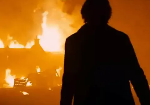 A vrut să îşi incendieze soția și copilul