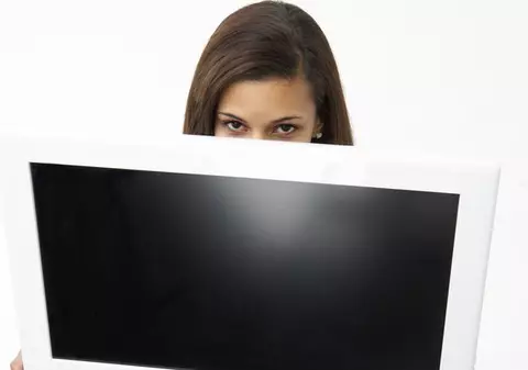 O româncă a fost arestată în Norvegia după ce a fost prinsă cu un televizor cu diagonala de un metru ascuns sub fustă