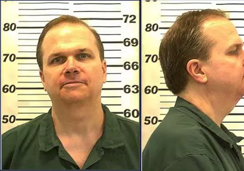 Ucigaşul lui John Lennon va cere pentru a şaptea oara să fie eliberat din închisoare 