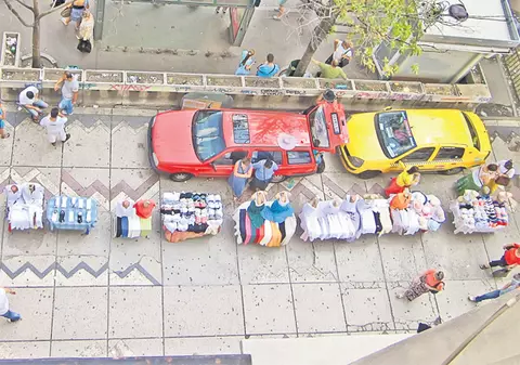 Cum îi fentează vânzătorii ilegali de la Unirii pe poliţişti | EXCLUSIV