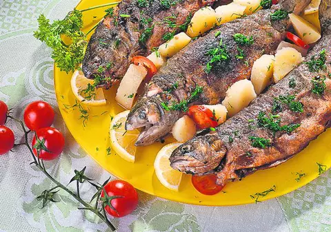 O reţetă pe zi / Macrou cu roşii şi cartofi