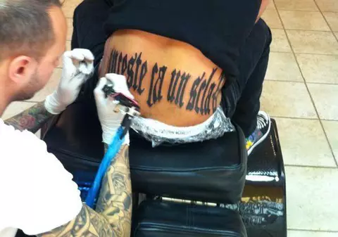 Ce tatuaj ciudat şi-a făcut Alex Velea!