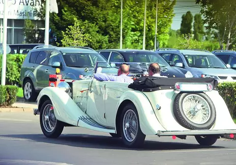 Ion Ţiriac, la plimbare într-o maşină de zeci de mii de euro