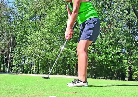 Monica Tatoiu îşi întăreşte fesierii la golf