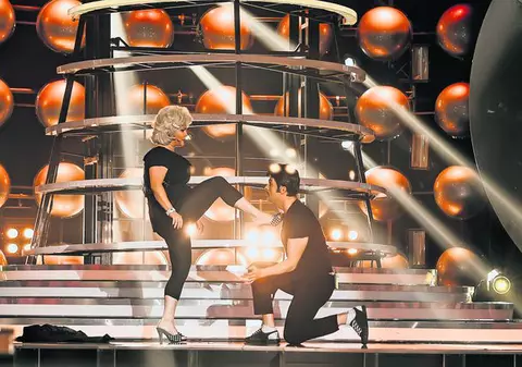 Ozana, cât pe ce să-şi rupă piciorul pe scenă