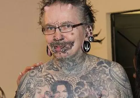 ORIPILANT! Uite cum arată omul cu cele mai multe piercinguri! A fost luat la pipăit de Mitoşeru şi Jean de la Craiova! | FOTO