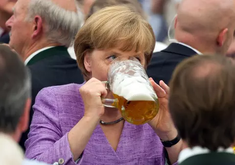 Angela Merkel, LA BERE cu colegii! Iată cum se distrează cancelarul Germaniei! FOTO