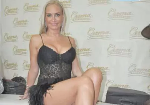 De la LUX ORBITOR la vacanţă CU CORTUL! Vica Blochina aşa cum nu ai văzut-o niciodată! Foto