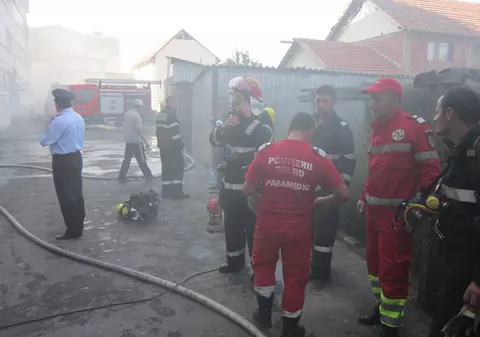 PANICĂ într-un bloc din Drobeta Turnu Severin! De vină pentru UN INCEDIU sunt TOŢI LOCATARII! Foto