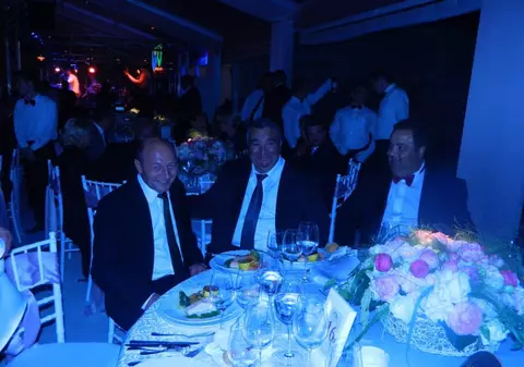 Familia Regelui Cioabă  SE LAUDĂ pe internet cu imagini de la nunta Elenei Băsescu! FOTO