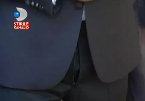 Îmbrăcat la patru ace, dar cu ŞLIŢUL DESFĂCUT! Vezi cum a venit Borcea la botezul băiatului lui! FOTO