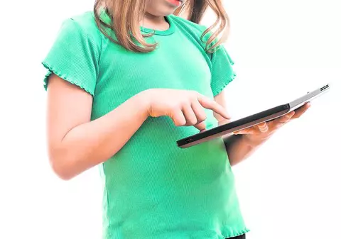 Aruncaţi manualele! Ministerul Educaţiei vrea să doteze elevii cu E-book-reader