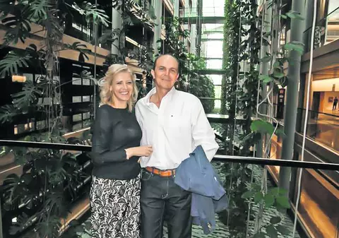 Fosta purtătoare de cuvânt a lui Ion Iliescu îşi uneşte destinul cu cel al unui afacerist: Corina Creţu face nuntă în noiembrie