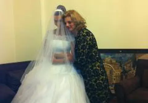 IMAGINI INEDITE DE LA NUNTA ELENEI BĂSESCU. Vezi cu cine s-a pozat mireasa