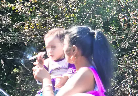 Mamă de coşmar! Imagini şocante surprinse la Constanţa: Îşi linişteşte copilul din plâns cu o ţigară!