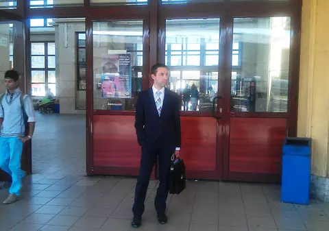 El e deputatul care vine la serviciu cu trenul