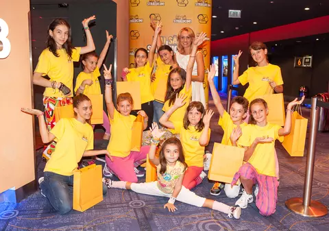 ”Cârcotaşa” Oana a dansat cu copiii la avanpremiera filmului ”Hai să strălucim” 