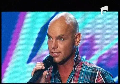 Concurentul cu voce de soprană i-a lăsat mască pe jurați la X-FActor. A fost aplaudat în picioare, minute în șir! Vezi de ce i-a cerut scuze acidul Cheloo!