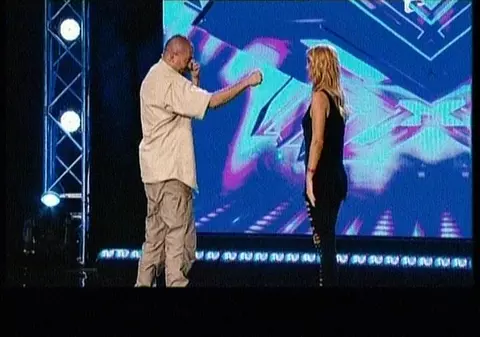 Cheloo s-a pus cu o POLIȚISTĂ la X-FACTOR! ”Hai, încearcă să-mi dai un croșeu de dreapta”