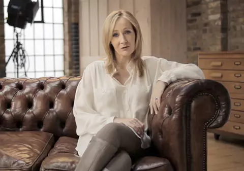 Are milioane de fani tineri, însă acum îi va PIERDE. J.K. Rowling, autoarea seriei "Harry Potter", a lansat primul roman EROTIC!