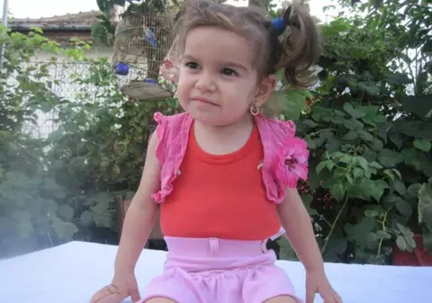 Ştefania are nevoie de bani pentru instrumente medicale