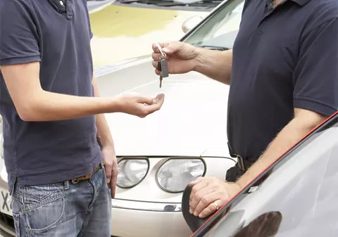 Vrei să-ţi vinzi autoturismul? Iată 3 sfaturi de care trebuie să ţii cont! Uite cum stabileşti preţul corect pentru maşina ta