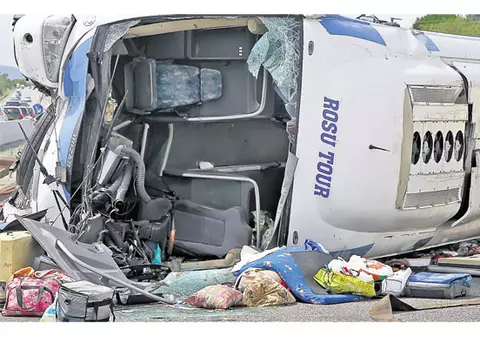 Adelin Ştefură, unul dintre pasagerii din autocar, ne dezvăluie clipele de groază prin care a trecut: «Mi-au rămas degetele pe autostradă»