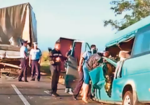 S-au izbit de un TIR | Patru comercianţi din Galaţi au murit, ieri, într-un groaznic accident auto