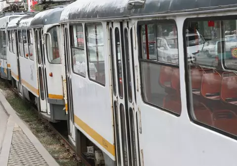 Incident în Capitală. Bărbat bătut de hoți în tramvai, după ce a încercat să își apere soția