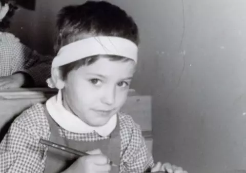 Acum este cea mai tare prezentatoare de la noi! Uite cum arăta în clasa I! FOTO