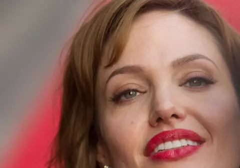 Angelina Jolie, POVESTE ŞOCANTĂ despre DROGURI! Îl credea pe Mickey Mouse UN DOMN ÎN VÂRSTĂ!