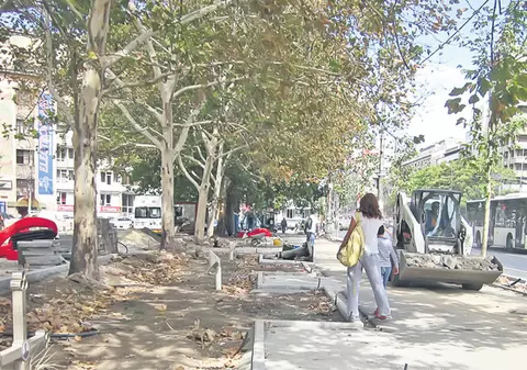 Pietoni, feriţi-vă, trec buldozerele! | VIDEO