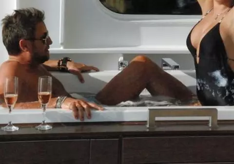 Cătălin Botezatu, cu o brunetă bună în piscină! Vezi cine e!