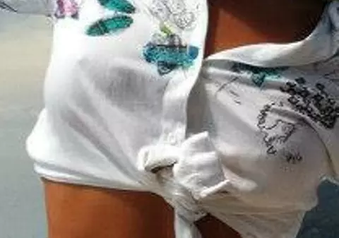 I se ghicesc SFÂRCURILE prin bluză! ”Până la urmă are sau nu SILICOANE?” e dilema stârnită de CARMEN BRUMĂ! FOTO