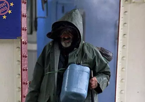 Un cerşetor arădean avea trei telefoane mobile şi mp3 player în buzunar. Nici n-ai idee câţi bani face pe zi!