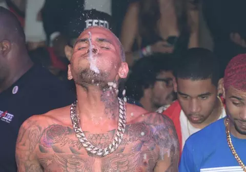 INCREDIBIL! Chris Brown şi-a făcut un tatuaj cu Rihanna, în care solista pare BĂTUTĂ?